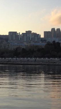 İnanılmaz bir şehir manzarası. Seyahat ve tatil konsepti. Bakü, Azerbaycan. 13.12.2025.