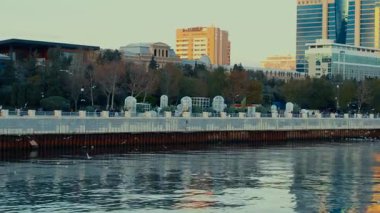 İnanılmaz bir şehir manzarası. Seyahat ve tatil konsepti. Bakü, Azerbaycan. 13.12.2025.