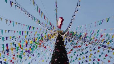 Güzel süslemeli Noel ağacı