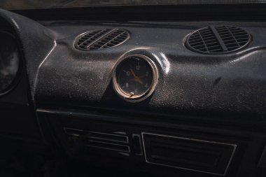 Eski bir arabanın içinde. Otomobil salonu estetik konsepti.