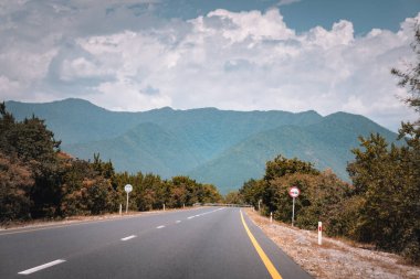 Sheki-Oguz yolu. Yaz macera titreşimleri.