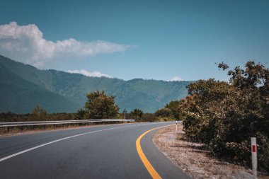 Geliyoruz. Oguz-Sheki yolu. Seyahat, tatil, tatil ve yaz maceraları..