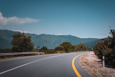 Geliyoruz. Oguz-Sheki yolu. Seyahat, tatil, tatil ve yaz maceraları..