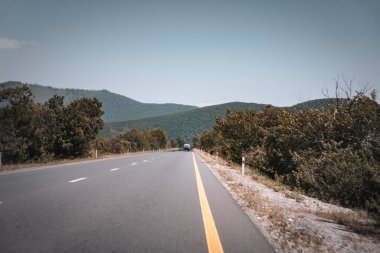 Geliyoruz. Oguz-Sheki yolu. Seyahat, tatil, tatil ve yaz maceraları..