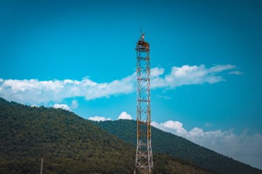 Analog anten kulesi. Telekomünikasyon kavramı. Oğuz, Azerbaycan. 13.07.2025.