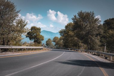 Geliyoruz. Oguz-Sheki yolu. Seyahat, tatil, tatil ve yaz maceraları..