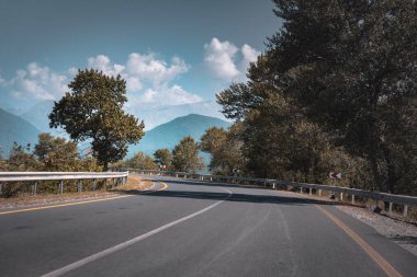 Geliyoruz. Oguz-Sheki yolu. Seyahat, tatil, tatil ve yaz maceraları..