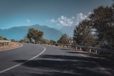 Sheki-Oguz yolu. Yaz macera titreşimleri.