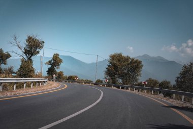 Geliyoruz. Oguz-Sheki yolu. Seyahat, tatil, tatil ve yaz maceraları..