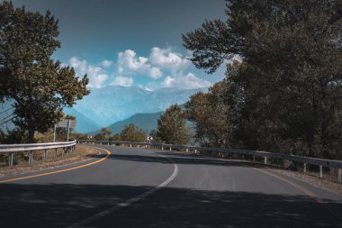 Geliyoruz. Oguz-Sheki yolu. Seyahat, tatil, tatil ve yaz maceraları..