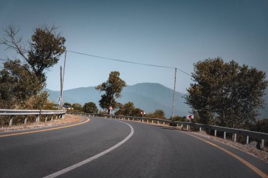 Geliyoruz. Oguz-Sheki yolu. Seyahat, tatil, tatil ve yaz maceraları..