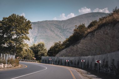 Geliyoruz. Oguz-Sheki yolu. Seyahat, tatil, tatil ve yaz maceraları..