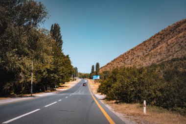 Geliyoruz. Oguz-Sheki yolu. Seyahat, tatil, tatil ve yaz maceraları..