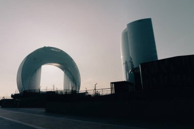 Şehir merkezinde gün batımı sineması. Bakü, Azerbaycan. 01.02.2026.