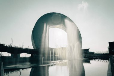 Şehir merkezinde gün batımı sineması. Bakü, Azerbaycan. 01.02.2026.