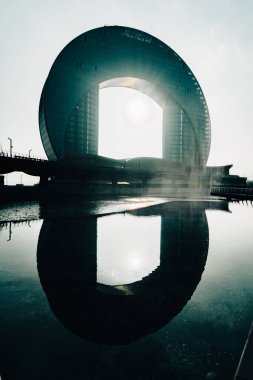 Şehir merkezinde gün batımı sineması. Bakü, Azerbaycan. 01.02.2026.