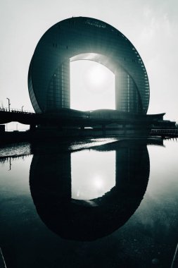 Şehir merkezinde gün batımı sineması. Bakü, Azerbaycan. 01.02.2026.