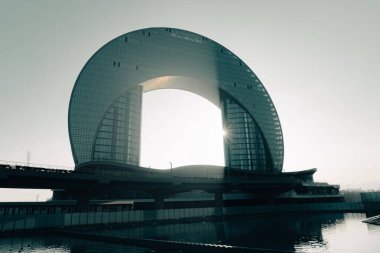 Şehir merkezinde gün batımı sineması. Bakü, Azerbaycan. 01.02.2026.