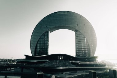 Şehir merkezinde gün batımı sineması. Bakü, Azerbaycan. 01.02.2026.