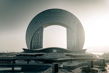 Şehir merkezinde gün batımı sineması. Bakü, Azerbaycan. 01.02.2026.