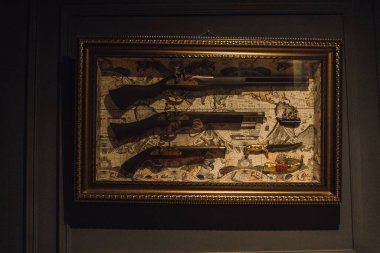 Güzel bir binanın içinde.