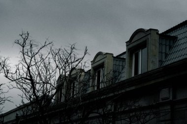 Kasvetli bir gökyüzü altında Bakü 'nün dramatik şehir manzarası cesur mimari, canlı şehir enerjisi ve Azerbaycan başkentinin dinamik ruhunu sergiliyor..