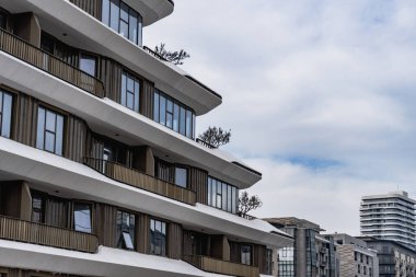 Bakü Beyaz Şehri 'nin modern şehir mimarisi. Şehir binası, inşaat ve şehir planlama konsepti. Bakü, Azerbaycan. 14.02.2026.