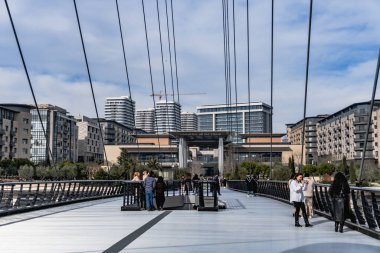 Yaya Köprüsü ve Times Meydanı Kompleksi 2025. Bakü Beyaz Şehir Bölgesi. Şehir binası, inşaat ve şehir planlama konsepti. Bakü, Azerbaycan. 14.02.2026.