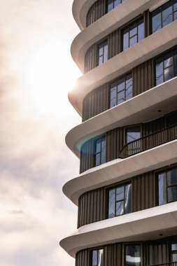 Bakü Beyaz Şehri 'nin modern şehir mimarisi. Şehir binası, inşaat ve şehir planlama konsepti. Bakü, Azerbaycan. 14.02.2026.