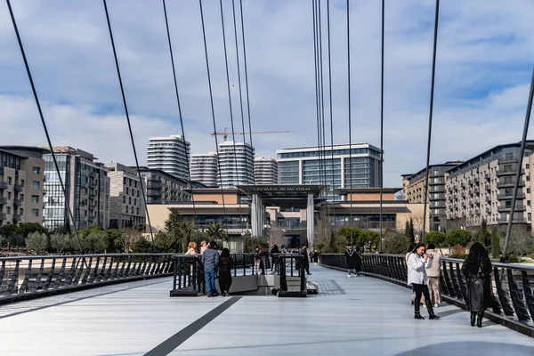 Yaya Köprüsü ve Times Meydanı Kompleksi 2025. Bakü Beyaz Şehir Bölgesi. Şehir binası, inşaat ve şehir planlama konsepti. Bakü, Azerbaycan. 14.02.2026.