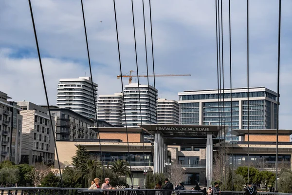 Yaya Köprüsü ve Times Meydanı Kompleksi 2025. Bakü Beyaz Şehir Bölgesi. Şehir binası, inşaat ve şehir planlama konsepti. Bakü, Azerbaycan. 14.02.2026.
