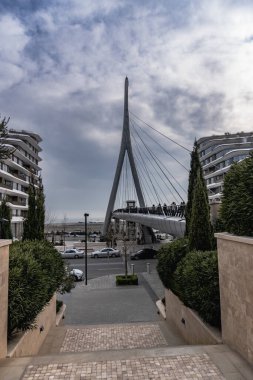 Yaya Köprüsü ve Times Meydanı Kompleksi 2025. Bakü Beyaz Şehir Bölgesi. Şehir binası, inşaat ve şehir planlama konsepti. Bakü, Azerbaycan. 14 Şubat 2026.