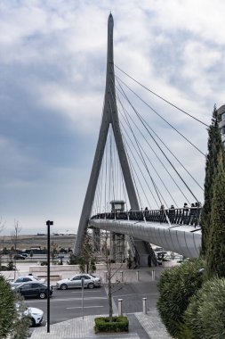 Yaya Köprüsü ve Times Meydanı Kompleksi 2025. Bakü Beyaz Şehir Bölgesi. Şehir binası, inşaat ve şehir planlama konsepti. Bakü, Azerbaycan. 14 Şubat 2026.