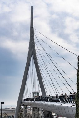 Yaya Köprüsü ve Times Meydanı Kompleksi 2025. Bakü Beyaz Şehir Bölgesi. Şehir binası, inşaat ve şehir planlama konsepti. Bakü, Azerbaycan. 14 Şubat 2026.