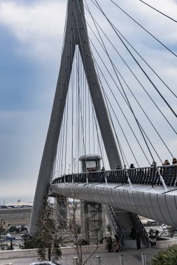 Yaya Köprüsü ve Times Meydanı Kompleksi 2025. Bakü Beyaz Şehir Bölgesi. Şehir binası, inşaat ve şehir planlama konsepti. Bakü, Azerbaycan. 14 Şubat 2026.