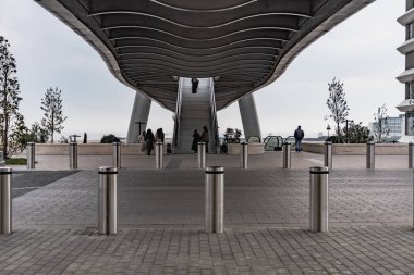 Yaya Köprüsü ve Times Meydanı Kompleksi 2025. Bakü Beyaz Şehir Bölgesi. Şehir binası, inşaat ve şehir planlama konsepti. Bakü, Azerbaycan. 14 Şubat 2026.