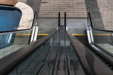 Kentsel alanda yürüyen merdiven. Bakü, Azerbaycan. 14 Şubat 2026