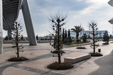 Yaya Köprüsü ve Times Meydanı Kompleksi 2025. Bakü Beyaz Şehir Bölgesi. Şehir binası, inşaat ve şehir planlama konsepti. Bakü, Azerbaycan. 14 Şubat 2026.