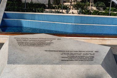 Yaya Köprüsü ve Times Meydanı Kompleksi 2025. Bakü Beyaz Şehir Bölgesi. Şehir binası, inşaat ve şehir planlama konsepti. Bakü, Azerbaycan. 14 Şubat 2026.