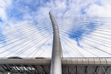 Yaya Köprüsü ve Times Meydanı Kompleksi 2025. Bakü Beyaz Şehir Bölgesi. Şehir binası, inşaat ve şehir planlama konsepti. Bakü, Azerbaycan. 14 Şubat 2026.