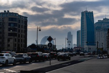 Bakü Beyaz Şehir Bölgesi. Şehir hayatı, tatil ve şehir konsepti. Bakü, Azerbaycan. 14.02.2026.