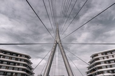 Yaya Köprüsü ve Times Meydanı Kompleksi 2025. Bakü Beyaz Şehir Bölgesi. Şehir binası, inşaat ve şehir planlama konsepti. Bakü, Azerbaycan. 14 Şubat 2026.