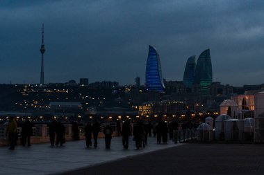 Bakü Bulvarı 'nda akşam manzarası. Bakü, Azerbaycan. 14 Şubat 2026.