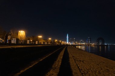 Gece vakti fotoğraf çekimi. Yaşam tarzı ve sokak havası. Bakü, Azerbaycan. 14 Şubat 2026.