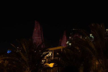 Gece vakti fotoğraf çekimi. Yaşam tarzı ve sokak havası. Bakü, Azerbaycan. 14 Şubat 2026.