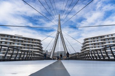Yaya Köprüsü ve Times Meydanı Kompleksi 2025. Bakü Beyaz Şehir Bölgesi. Şehir binası, inşaat ve şehir planlama konsepti. Bakü, Azerbaycan. 14 Şubat 2026.