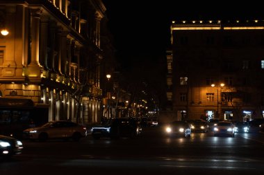 Gece vakti fotoğraf çekimi. Yaşam tarzı ve sokak havası. Bakü, Azerbaycan. 14 Şubat 2026.