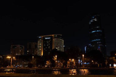 Gece vakti fotoğraf çekimi. Yaşam tarzı ve sokak havası. Bakü, Azerbaycan. 14 Şubat 2026.