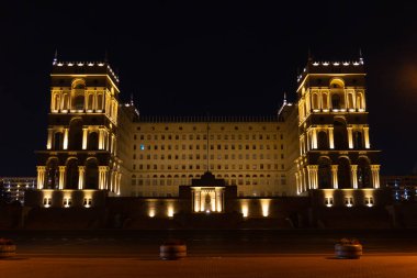 Gece vakti fotoğraf çekimi. Yaşam tarzı ve sokak havası. Bakü, Azerbaycan. 14 Şubat 2026.