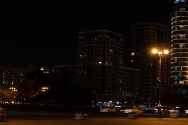 Gece vakti fotoğraf çekimi. Yaşam tarzı ve sokak havası. Bakü, Azerbaycan. 14 Şubat 2026.